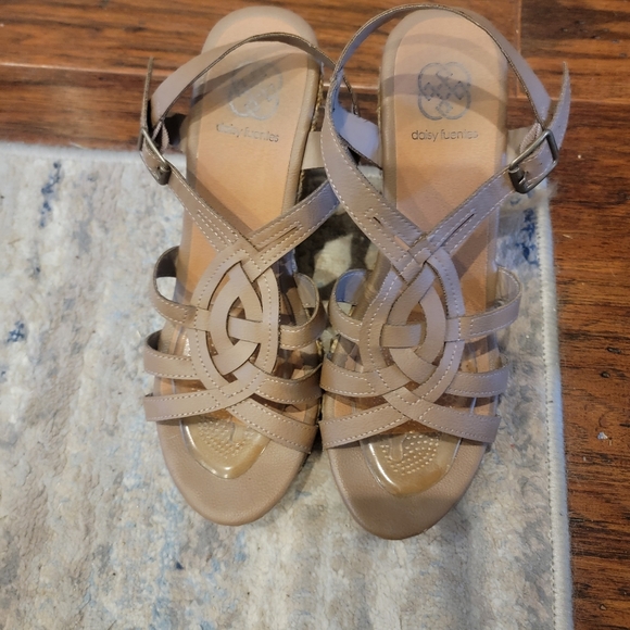 Daisy Fuentes cute tan wedges. - Picture 3 of 5